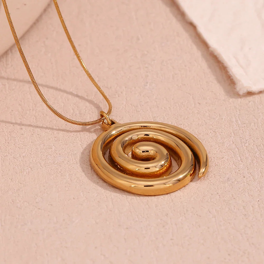 Colar Dourado Espiral com Corrente em Cobra